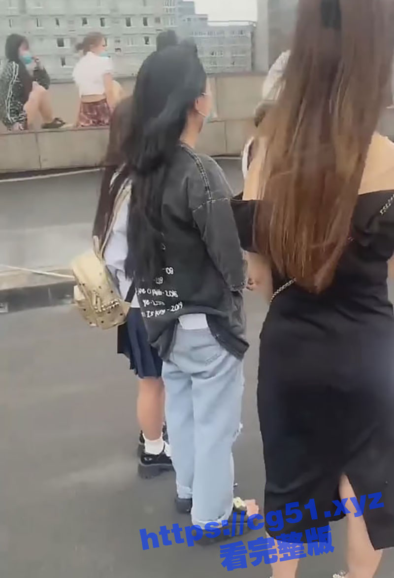 足浴店老板卷钱跑路 女技师们集体天台跳楼讨薪 据说少的有几万 多的有十几万！