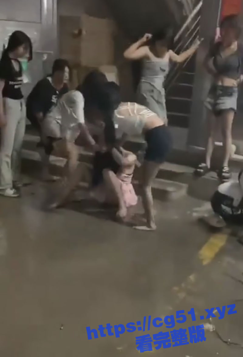精神小妹干架现场！招招狠辣不输男人 场面一度非常混乱 分不清是谁在打谁！