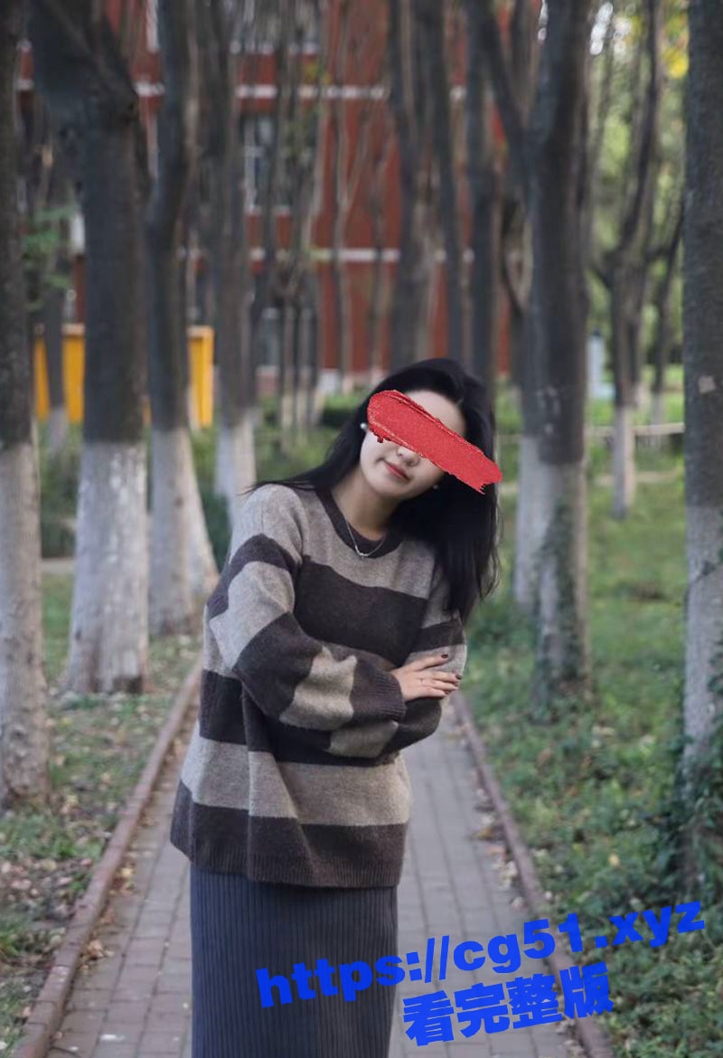 南京师范大学高颜值女大学生 周子怡 先为粗壮的鸡巴口爆 然后再穿着网袜被大屌疯狂后入！