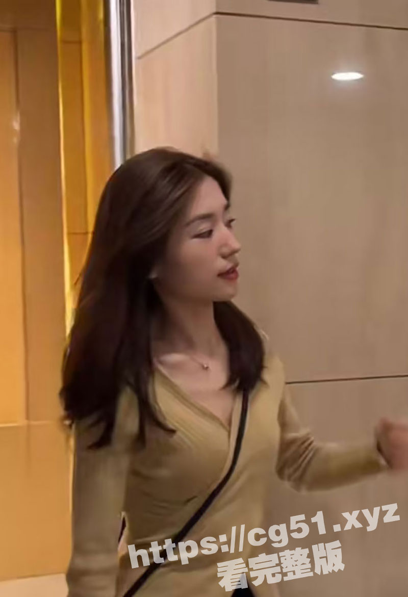 王者级小母狗调教！小美女被用扩阴器打开骚逼 然后被直接尿在骚逼里 彻底成为厕奴肉便器！