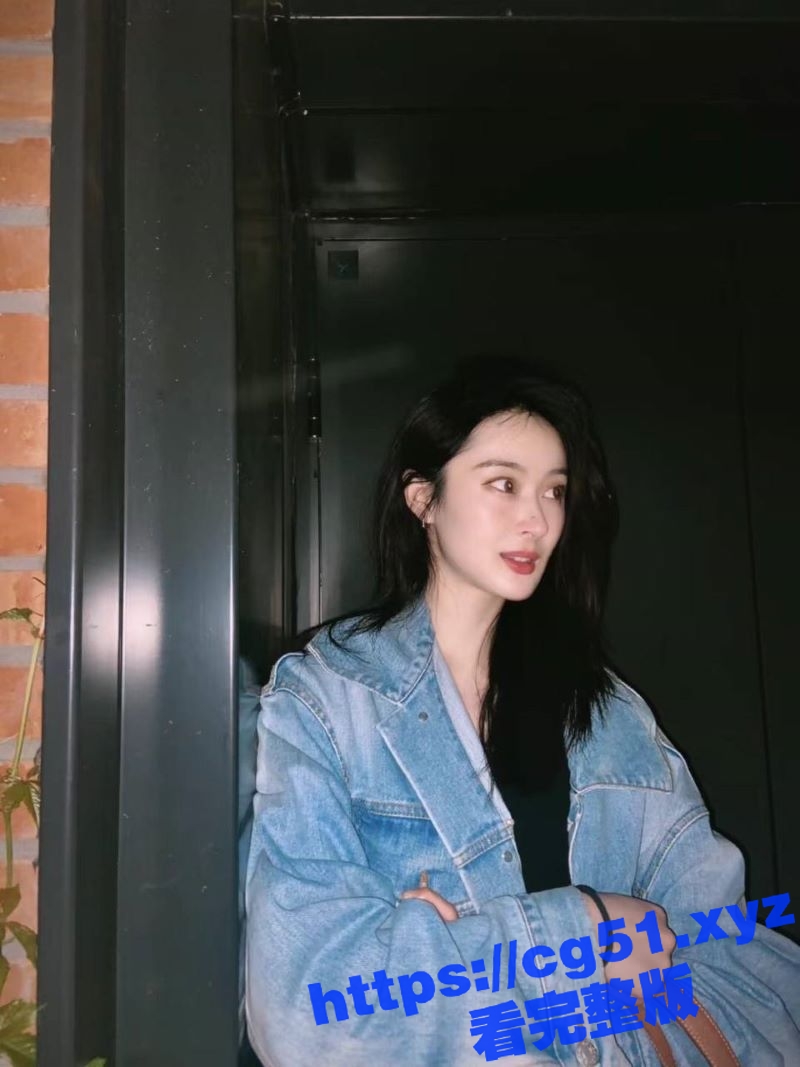 天津反差婊 谢雨灵 平常在公司挺清纯正经的 老公出差迫不及待勾引我去操逼 还必须颜射！