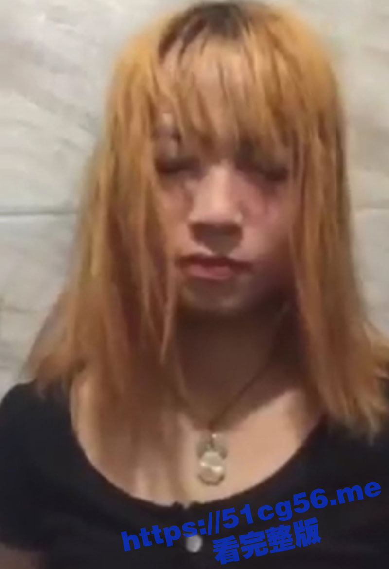 精神小妹霸凌事件！黄头发妹子被众人爆打 还要被其他霸凌者脱光衣服然后扣逼拍视频！