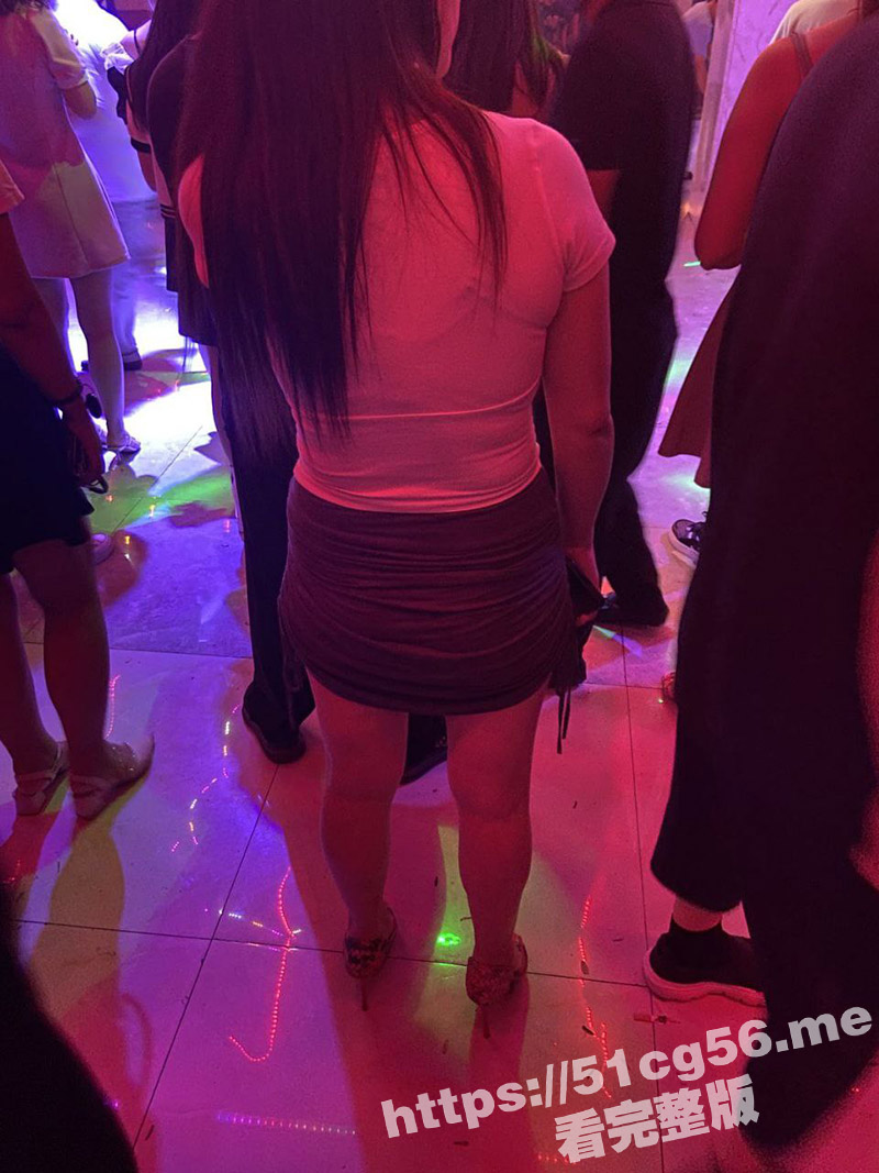砂舞舞厅偷拍系列 地下男人的天堂 极品女神十元三曲被抓奶抠逼摸屌打站桩