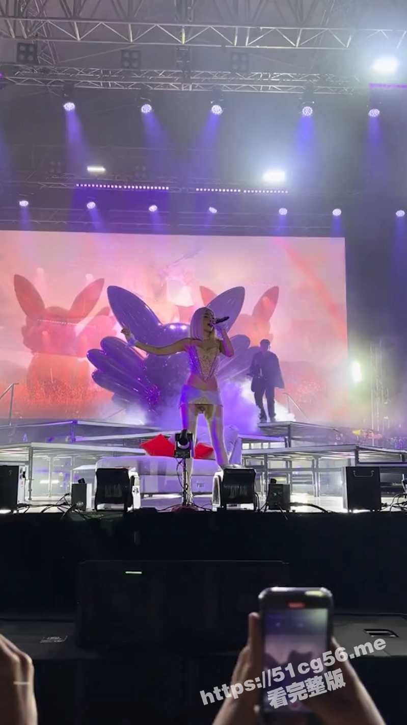 网络疯传 外国女歌手演唱会疑似忘记穿内裤上台表演 瓜友们来看看到底穿了没