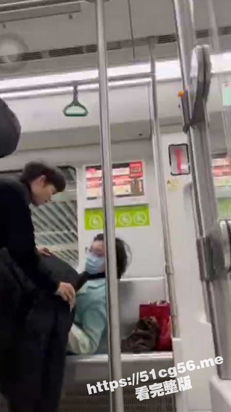 现在的大学生真是乐于助人 去年给地铁阿姨盖被子 今年帮阿姨穿鞋 还是好人多！