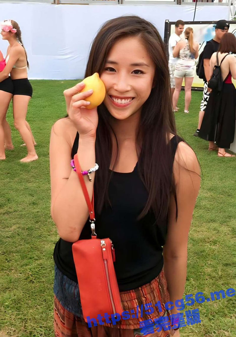 极品骚货Fiona 大奶翘臀身材一流的反差婊 别看长相甜美私下骚的像狗一样 卖力口交之后被炮友疯狂抽