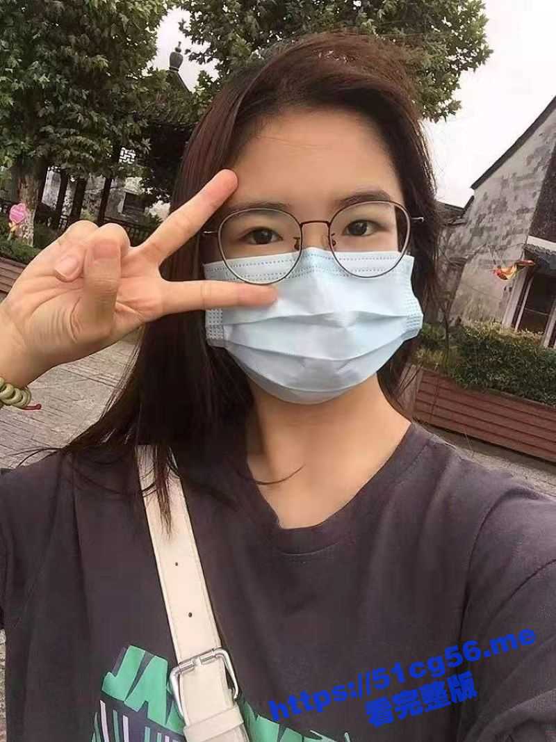 广州极品眼镜娘 在家全裸自拍给炮友 被炮友曝光 求瓜友们辱骂 剃毛骚逼母狗高潮！