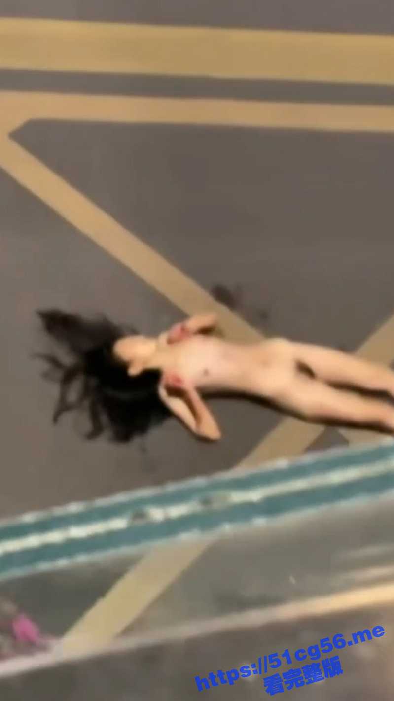 罕见！打野打的命没了 这么好的身材 在天桥野战 这是爽翻天了被操下去了？