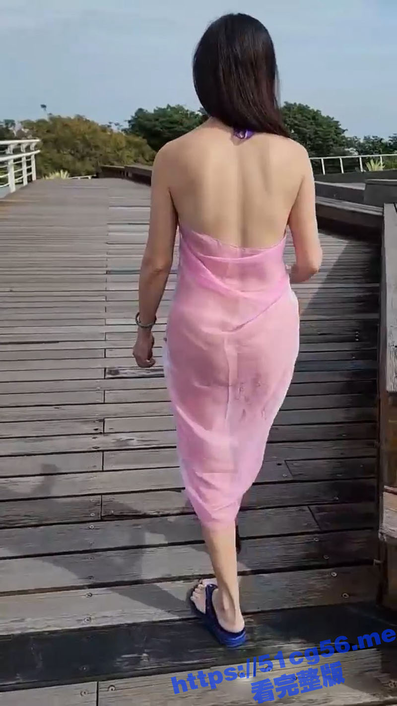 绿帽老公带老婆真空出门买茶叶蛋 温泉户外全裸露出 邀请游客一起泡澡操她太刺激！