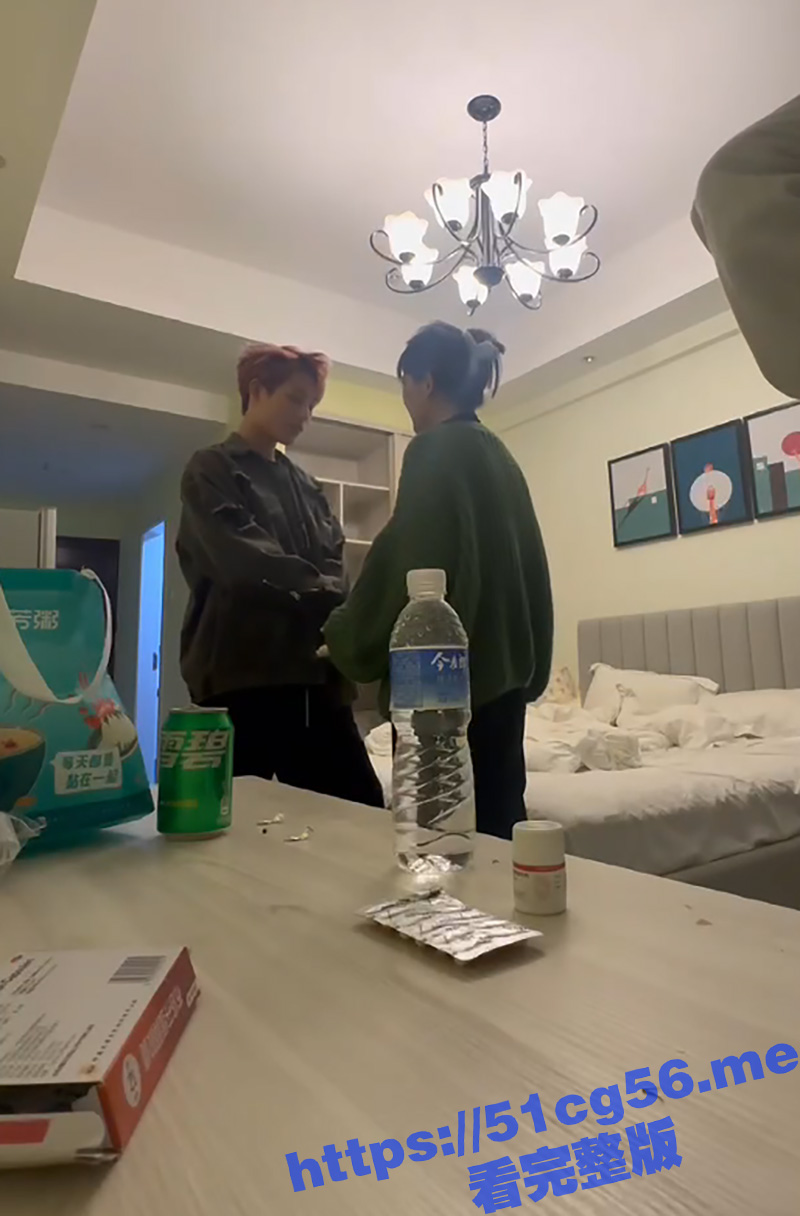 两小伙暴打精神小妹 疑似皮条客带妹强制卖淫 不仅拳打脚踢 就连电棍都用上了 这要是被抓是不是废了