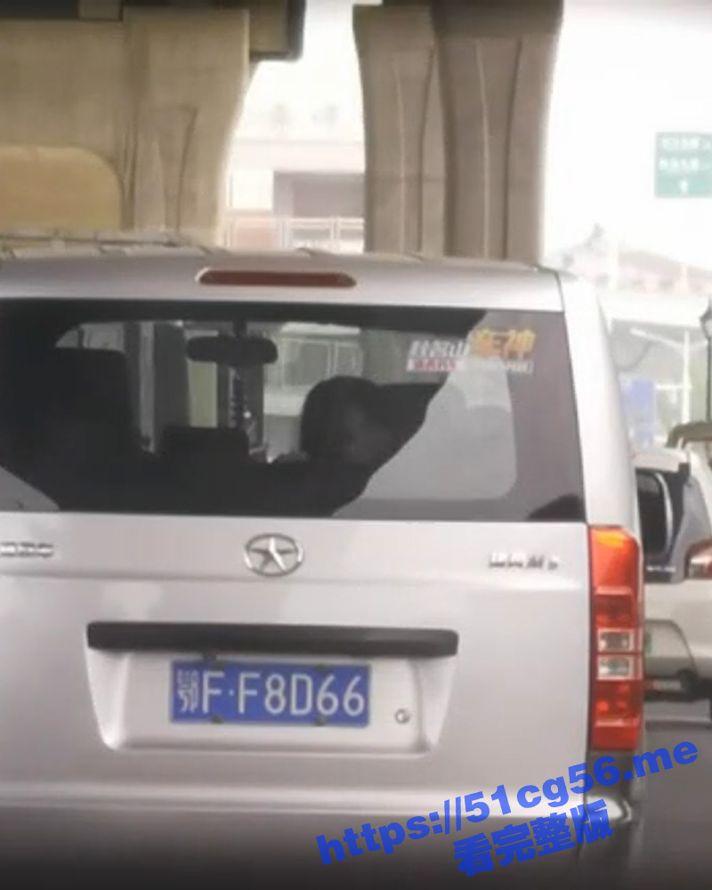 湖北襄阳马路街头惊现车震现场 女的边看窗外边女上位狂骑 路人围观太刺激了！