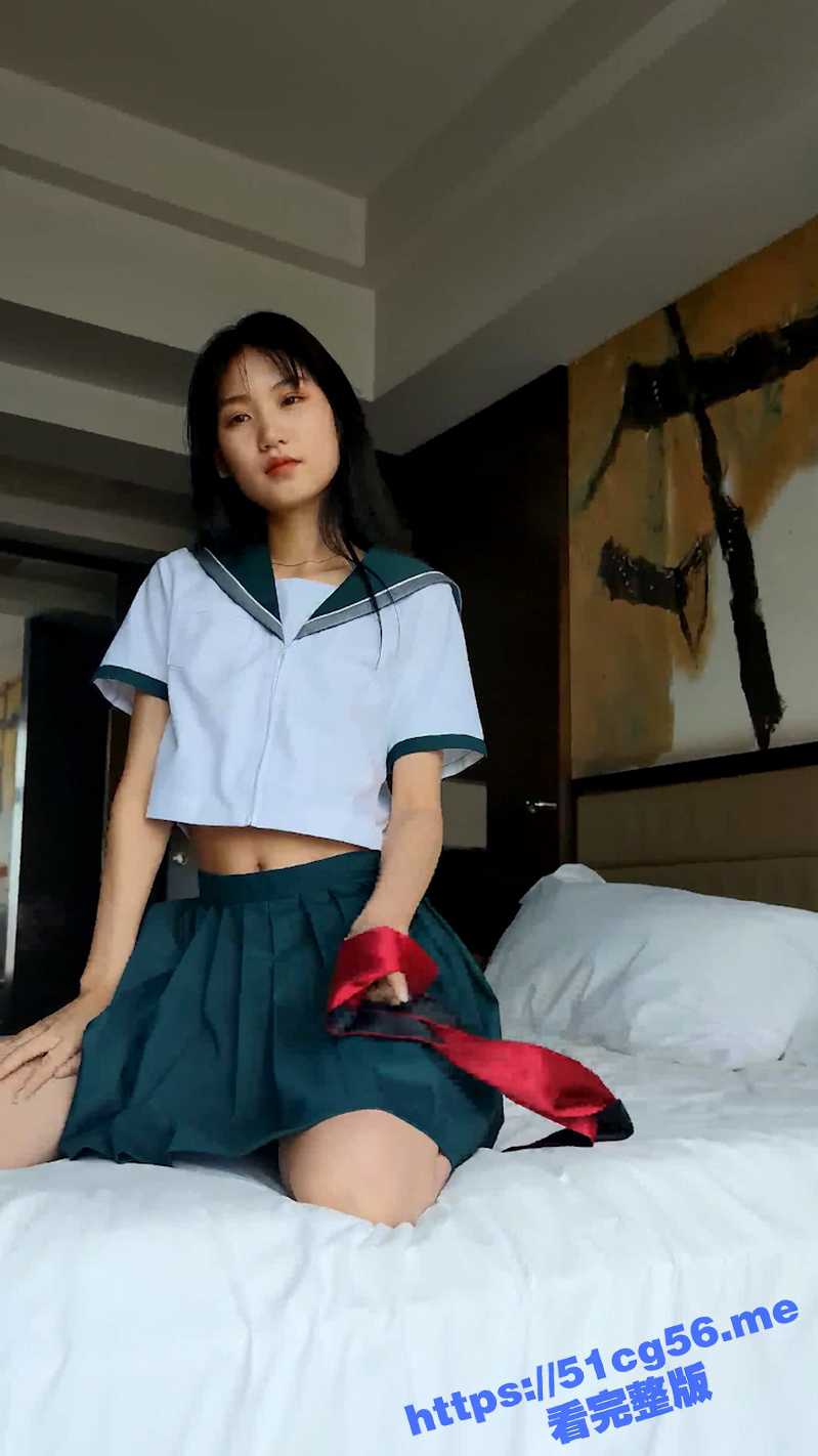 可爱的妹子在摄像头下撅起屁股掰开嫩穴 让摄影师尽情拍摄！