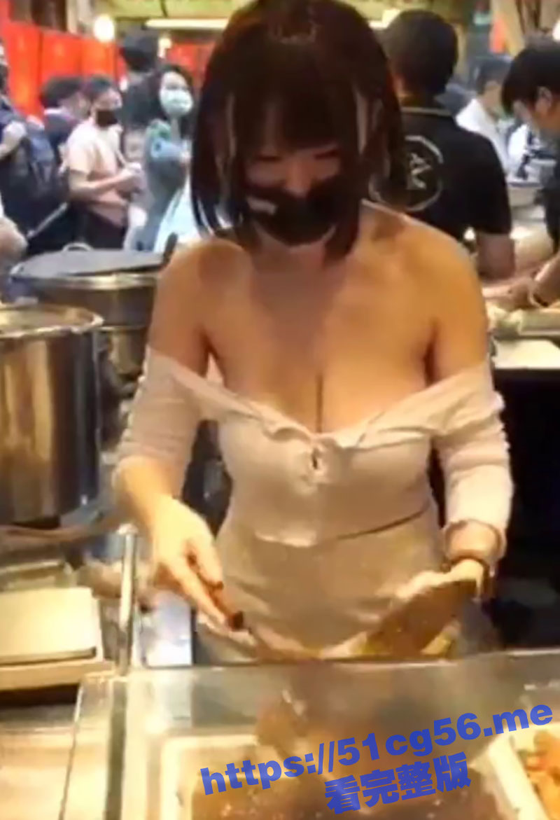 台湾夜市 据说这些巨乳西施从来不缺客人 而且生意异常火爆 有瓜友知道原因吗？