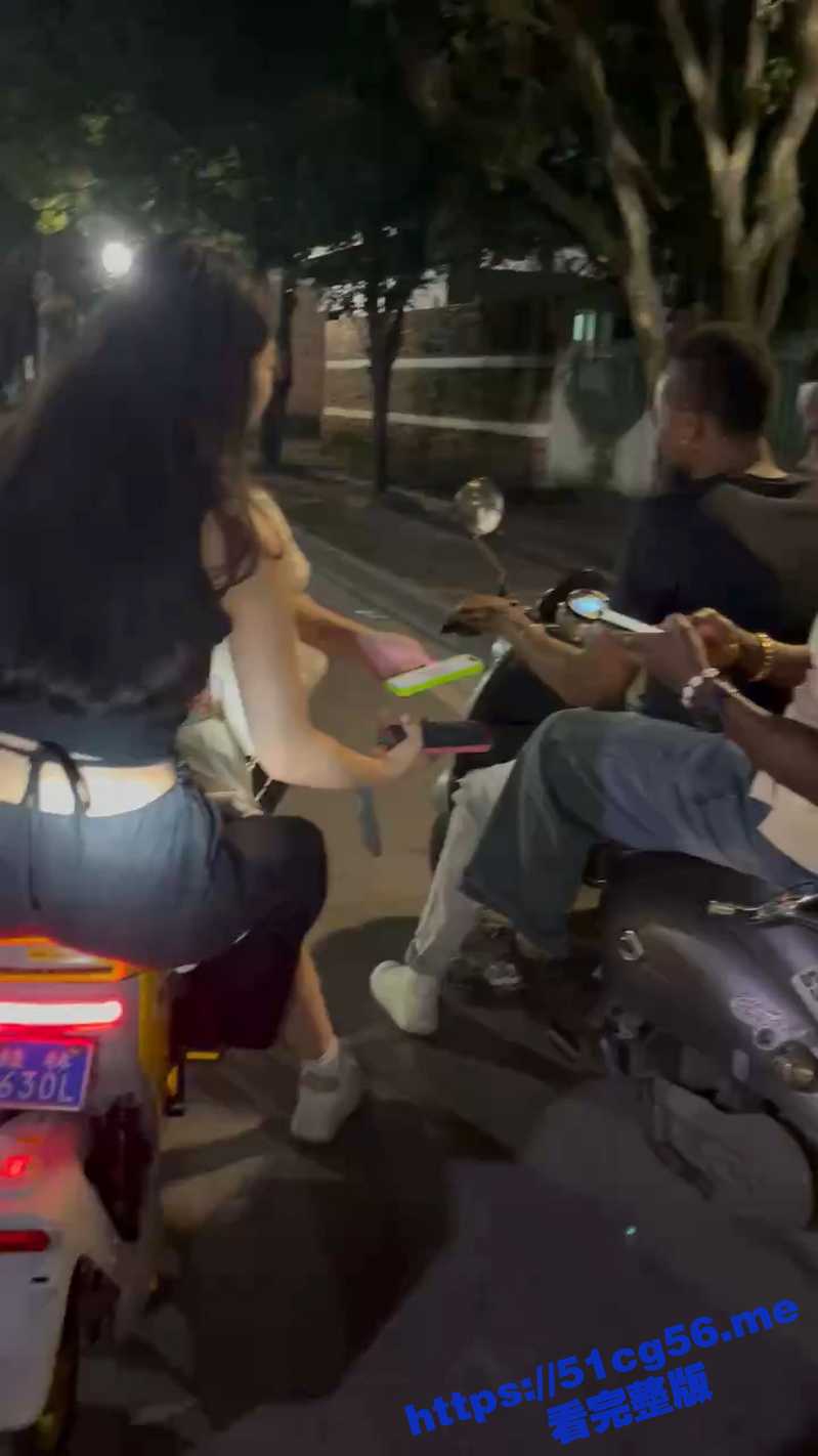 小仙女看见黑人 主要要求加微信交换联系方式 感觉要当场排卵撅起屁股求操了！