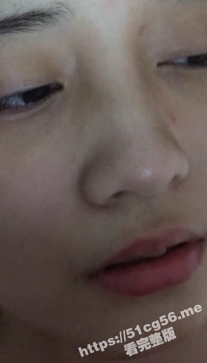“老公快用你的大鸡巴操我 啊~” 短发美女和男友激情做爱 操得床板嘎嘎响 高潮时骚话不断 表情销魂淫荡