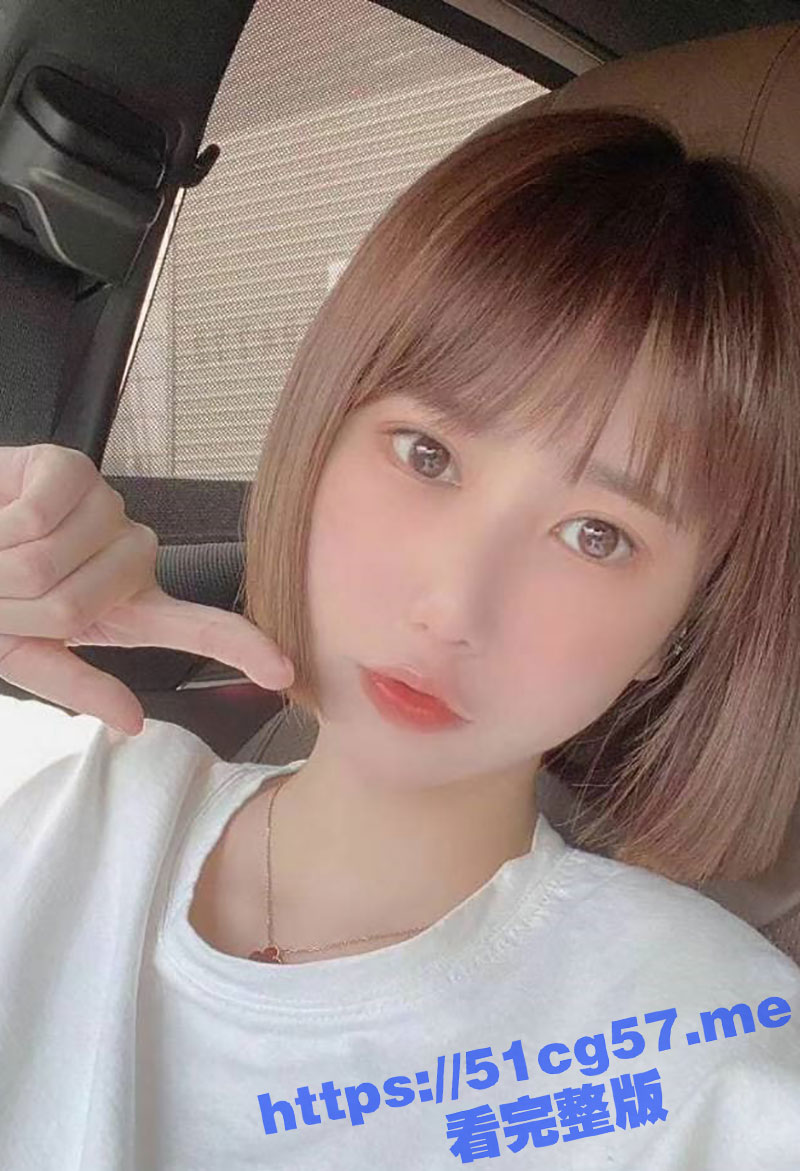 E杯巨乳短发女神在公寓遭男友大屌猛操 女上位骑乘两个大灯晃个不停 诱人无比！