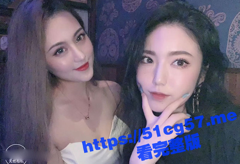 IG小网红和男友做爱不雅视频流出 性感的身材穿着黑色网袜卖力的为大屌吹箫！