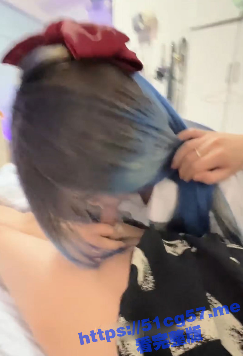极品清纯学生妹 带着蝴蝶结穿上JK短裙和渔网袜 用自己的嫩穴服务包养她的金主爸爸！