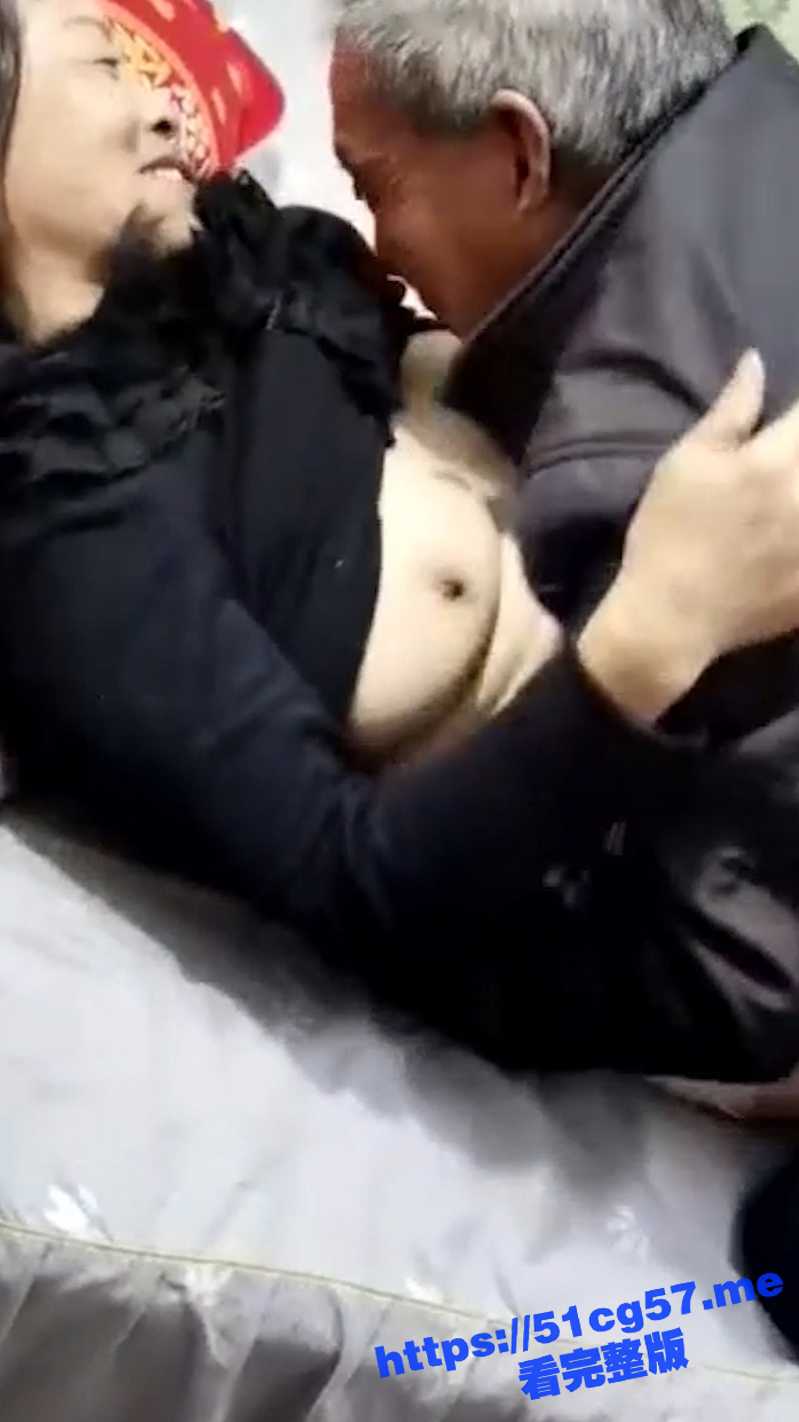 四川老头快乐屋 老阿姨独战群英 一群老头排着队操她 别说还挺有味道的！