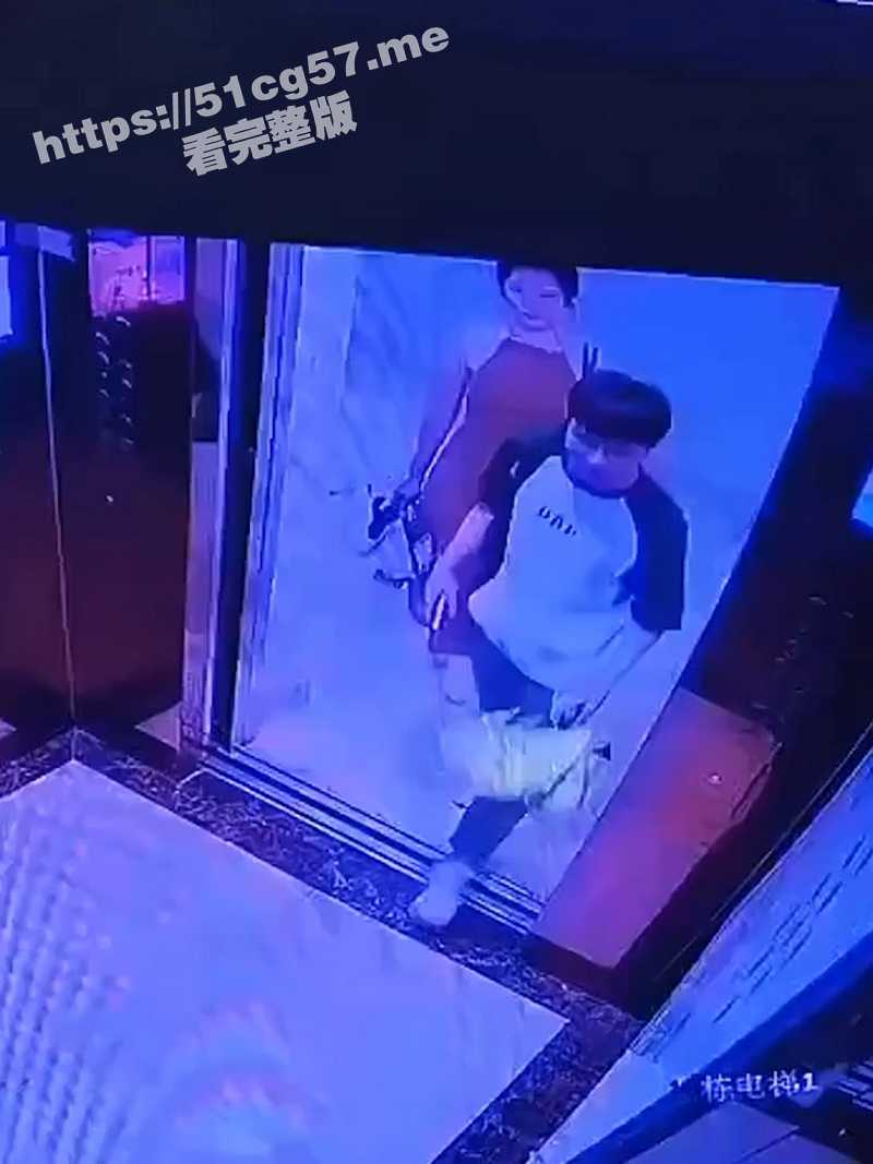 这样的好事怎么轮不到我！女子电梯内强吻男孩 看样子还是极品少妇！