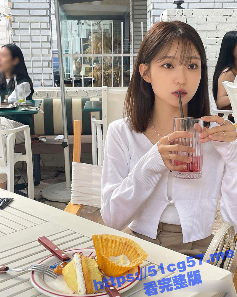 韩国高颜值性感美女 被男友忽悠直播做爱赚钱 妹子的颜值很带劲 身材也是纤细性感 被男友疯舔