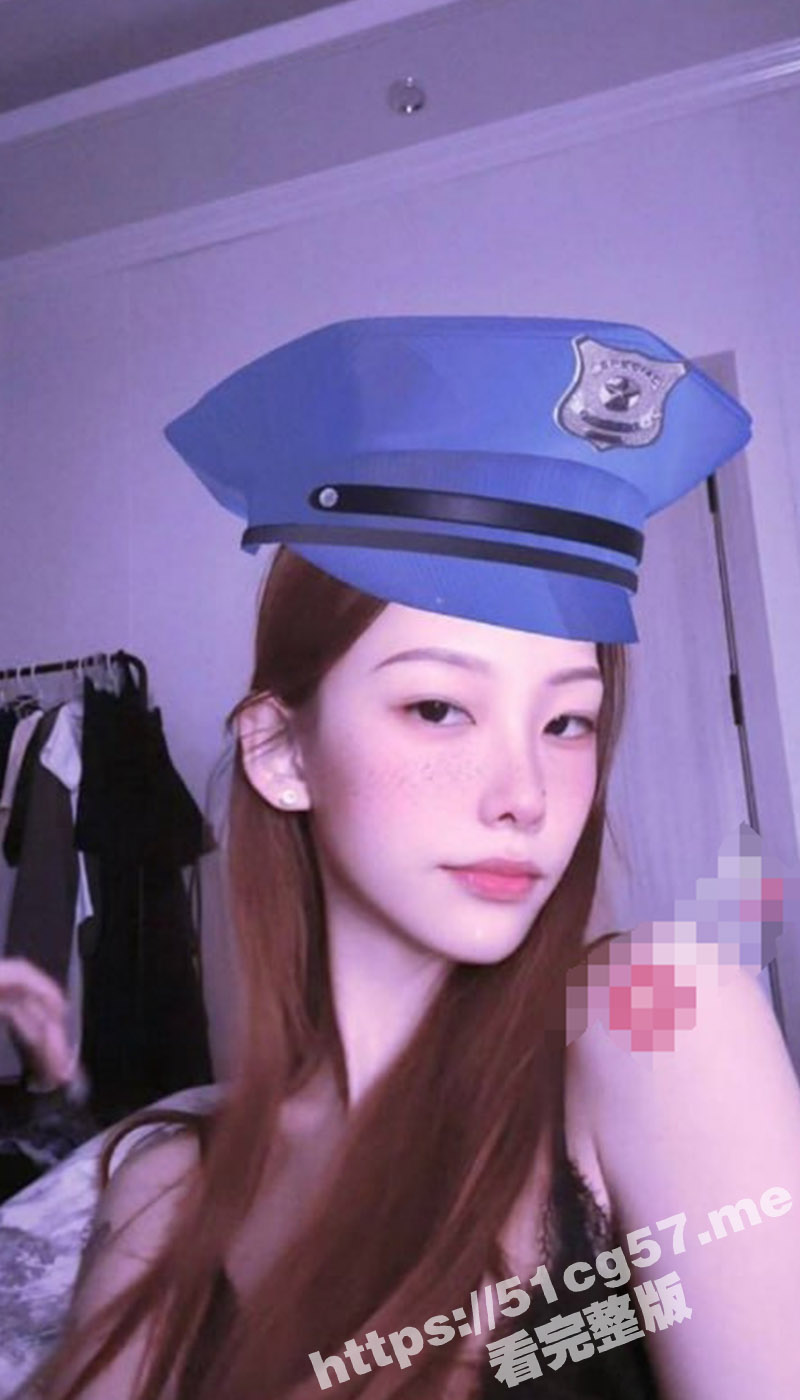 义乌颜值母狗 杨璐莹 被金主爸爸开发调教 小母狗身体极度敏感 轻轻玩她的骚穴就开始哼唧不停