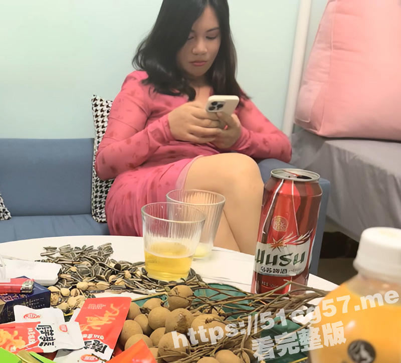 小伙约操良家少妇 阿姨果然风韵犹存 身材不是一般的好 喝酒聊天调情 扒掉衣服看肥穴 拉到床上疯狂爆操