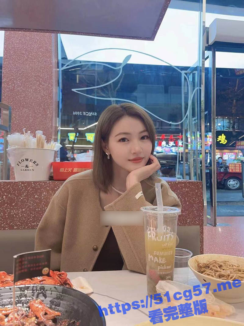 成都油画老师雪媚娘被约拍私房照 摄影师挑逗揩油征服 激情吃鸡后按窗边后入爆操！