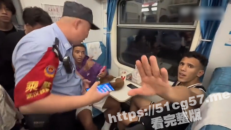 外国人霸座还骂人 用英语沟通故意装听不懂 两个人占四个座位 等帽子叔叔来了忽然能听懂英语了