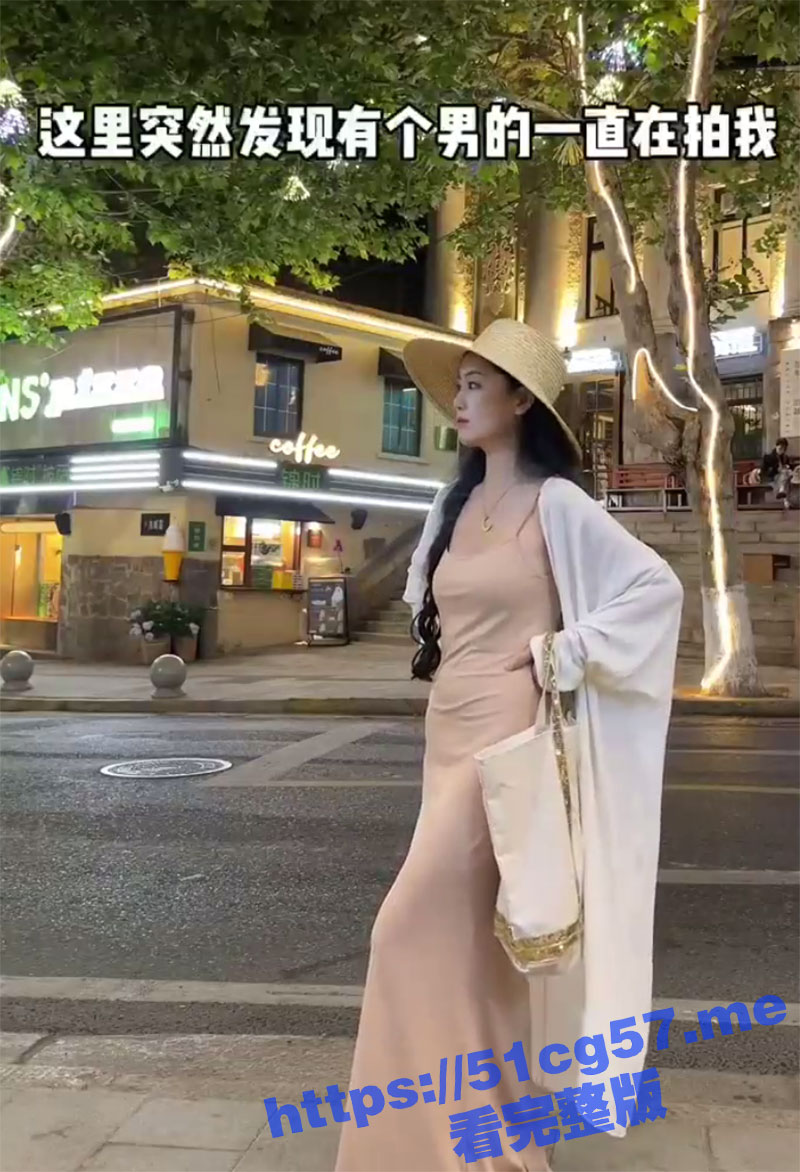 山东青岛 美女在大街上自拍好身材遭猥琐男偷拍并被出言调戏！男子扬言报警没用！
