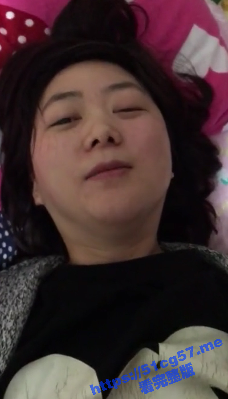 隔壁四年没做过爱的寡妇一开始很害羞一直拿手挡脸 被操到潮红后自动把手拿开了 咬唇呻吟的样子真淫荡