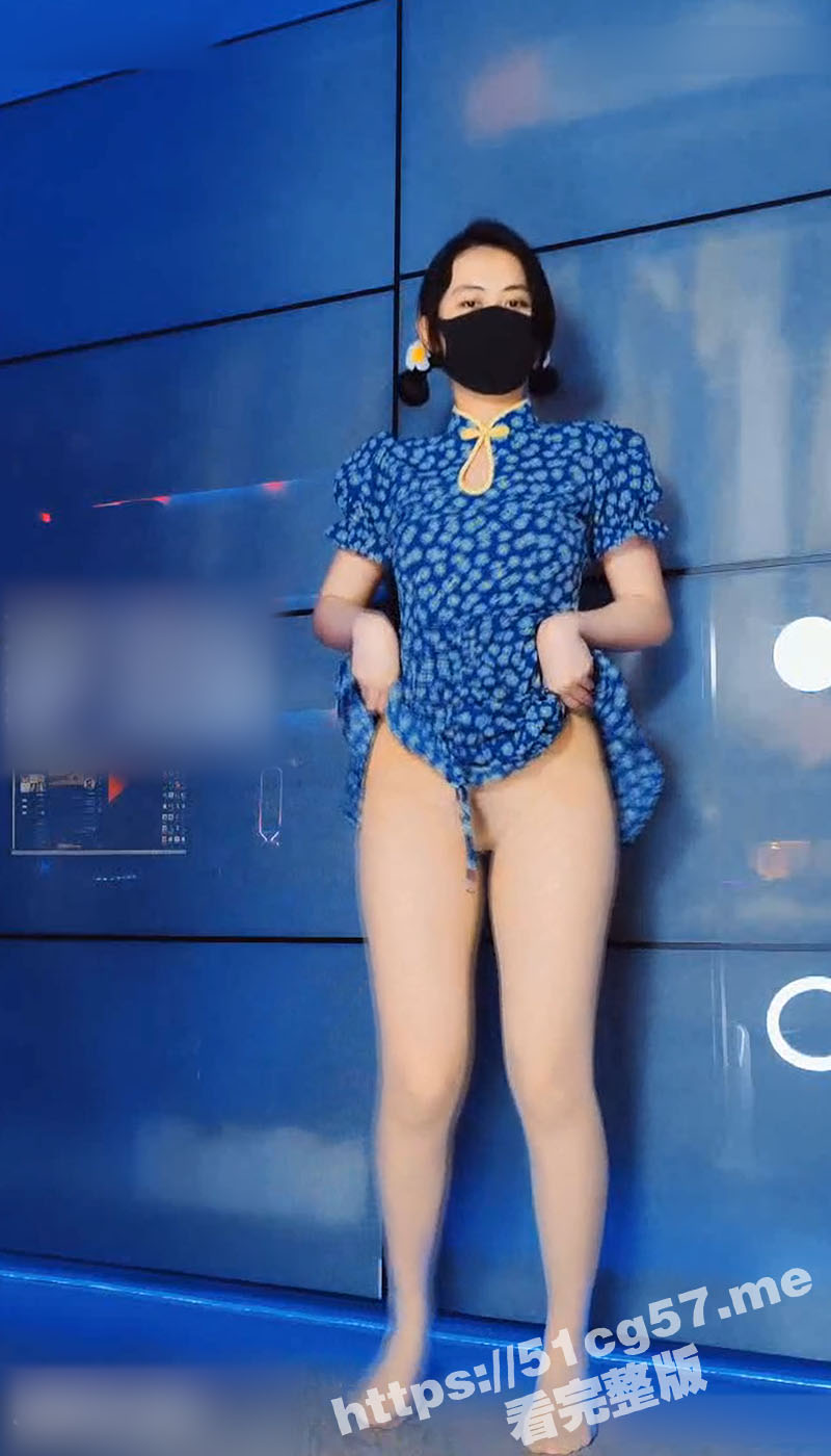 推特抖音网红反差母狗女神 奶咪 蓝色碎花旗袍肉丝骚舞挑逗 道具玩穴诱惑 新感觉新刺激 依旧是骚气外露