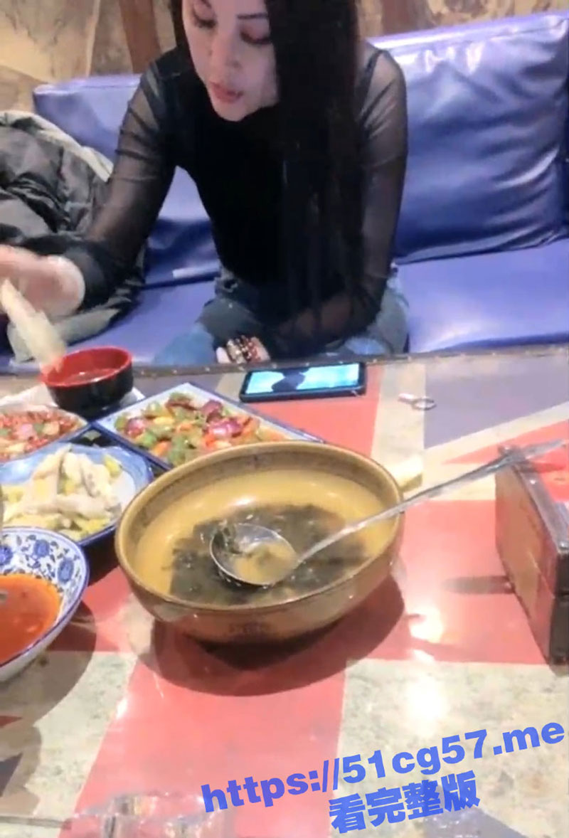 女孩在KTV醉酒后被人拉倒厕所后直接强上 全程直播录像！大神太牛逼了！