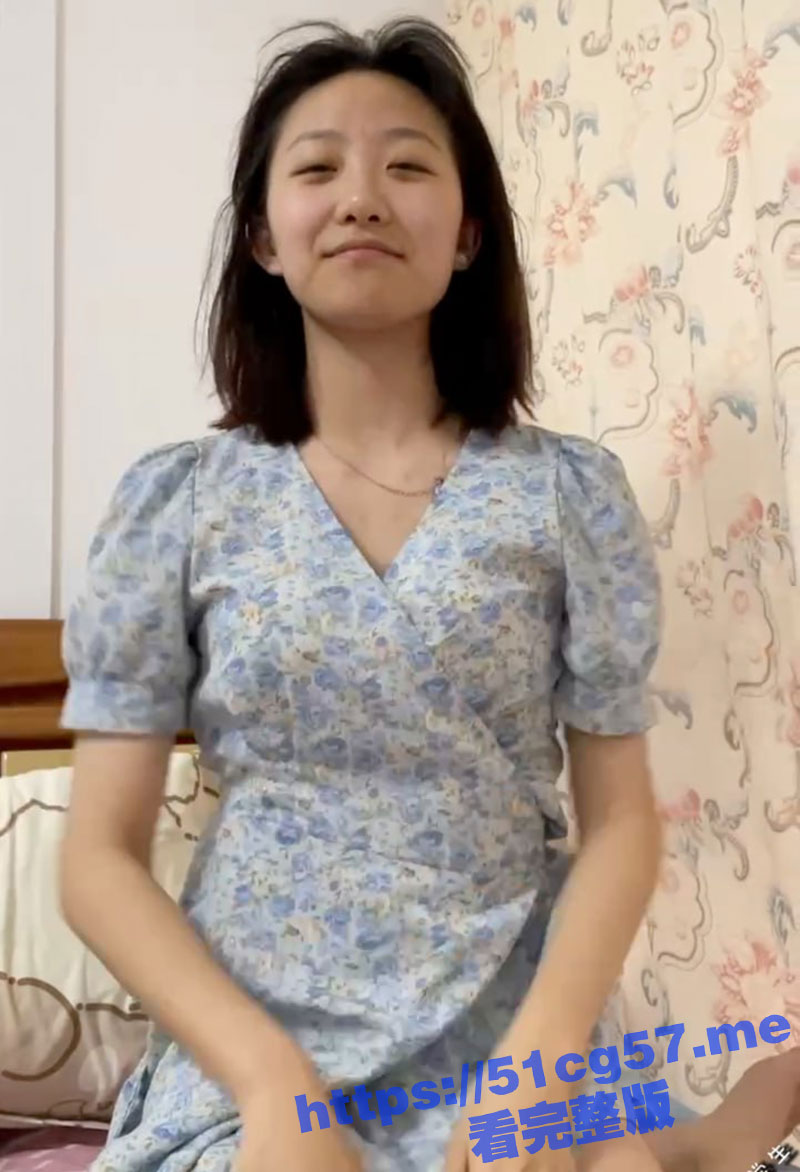 河南郑州某学校清纯碎花裙小美女 约炮同校男同学 嘴含大鸡巴就爱不释手 一镜到底 颜射收尾！
