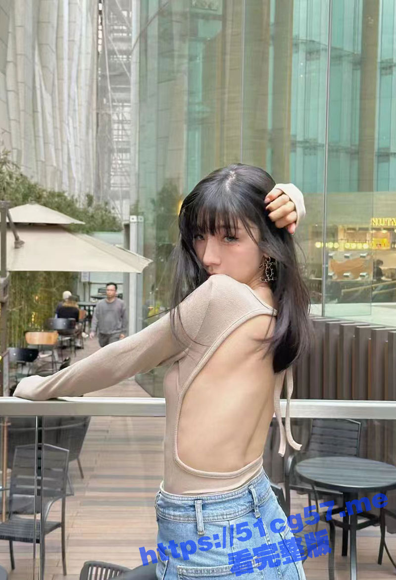 瓜友投稿自己的网袜包臀裙女朋友 这极品身材这丰满的蜜桃臀 用大屌后入的感觉真的太爽了！