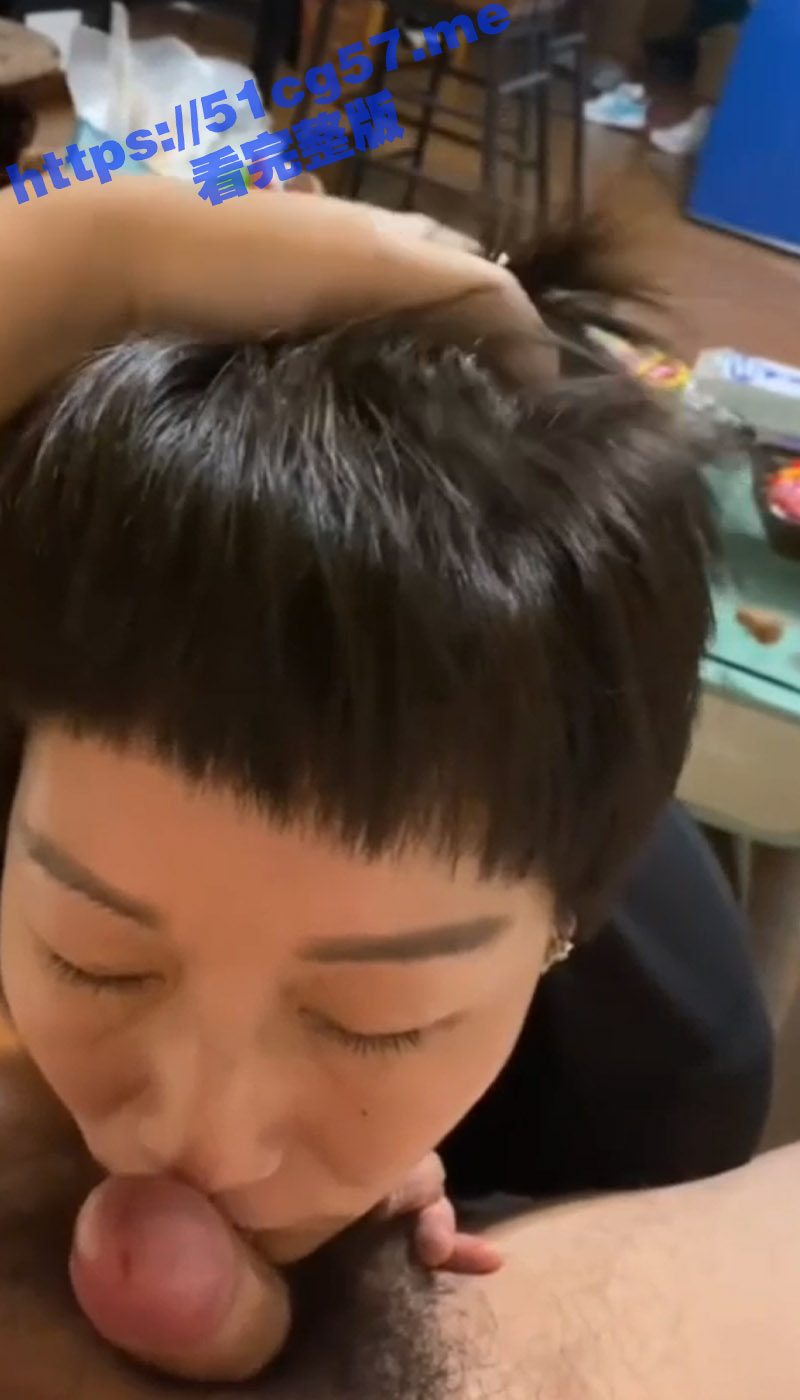 熟女阿姨的诱惑！短发知性阿姨沉迷吃鸡 嘴上说着不要拍可是却舔个不停 深喉舔蛋 口交服务那是相当的到位