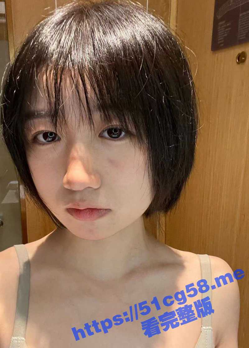 反差眼镜母狗 自拍牙刷自慰视频给学长看！呻吟和表情都十分销魂 青春文静的外表 私下居然玩的这么花！