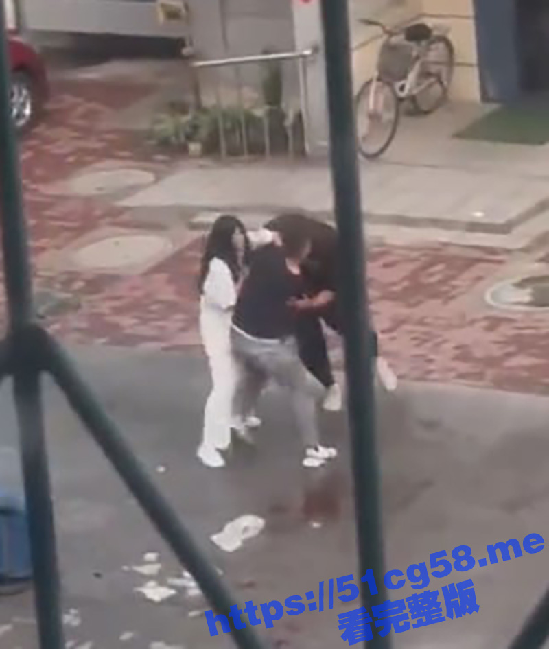 又一起情杀奸夫事件 天津某小区上演现场情杀 疑似妻子出轨小帅哥 被丈夫发现持刀击杀 真是红颜祸水啊