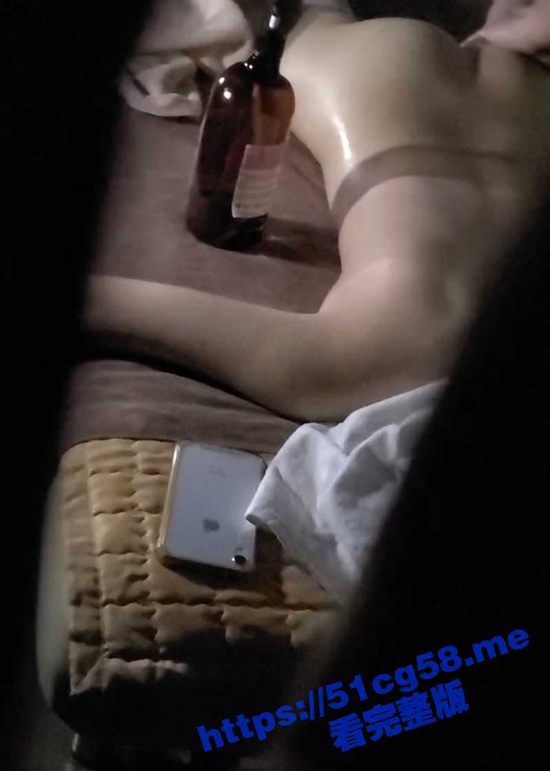 按摩院偷拍 男技师精油按摩 极品爆乳全裸 白富美 享受男技师爱抚挑逗乳头阴蒂 身体被爽翻！