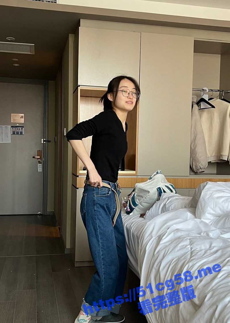 前女友系列！女大学生 吴珊珊 穿衣服是可爱眼镜娘 脱下衣服就是荡妇 性欲超强 床上床下极度反差！