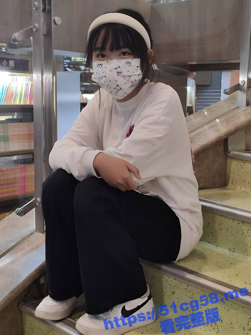 娇小可爱的大一嫩妹 平时清纯可爱 穿上黑丝性感撩人 奶子不仅粉嫩还很挺拔 这白嫩的翘臀后入才最爽