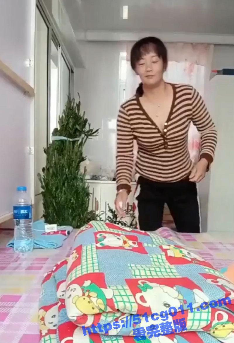 东北农村熟女 奶妞媚姐 在大炕上掰穴自慰 这大黑蝴蝶逼 经常被操吧 东北娘们就是豪爽！