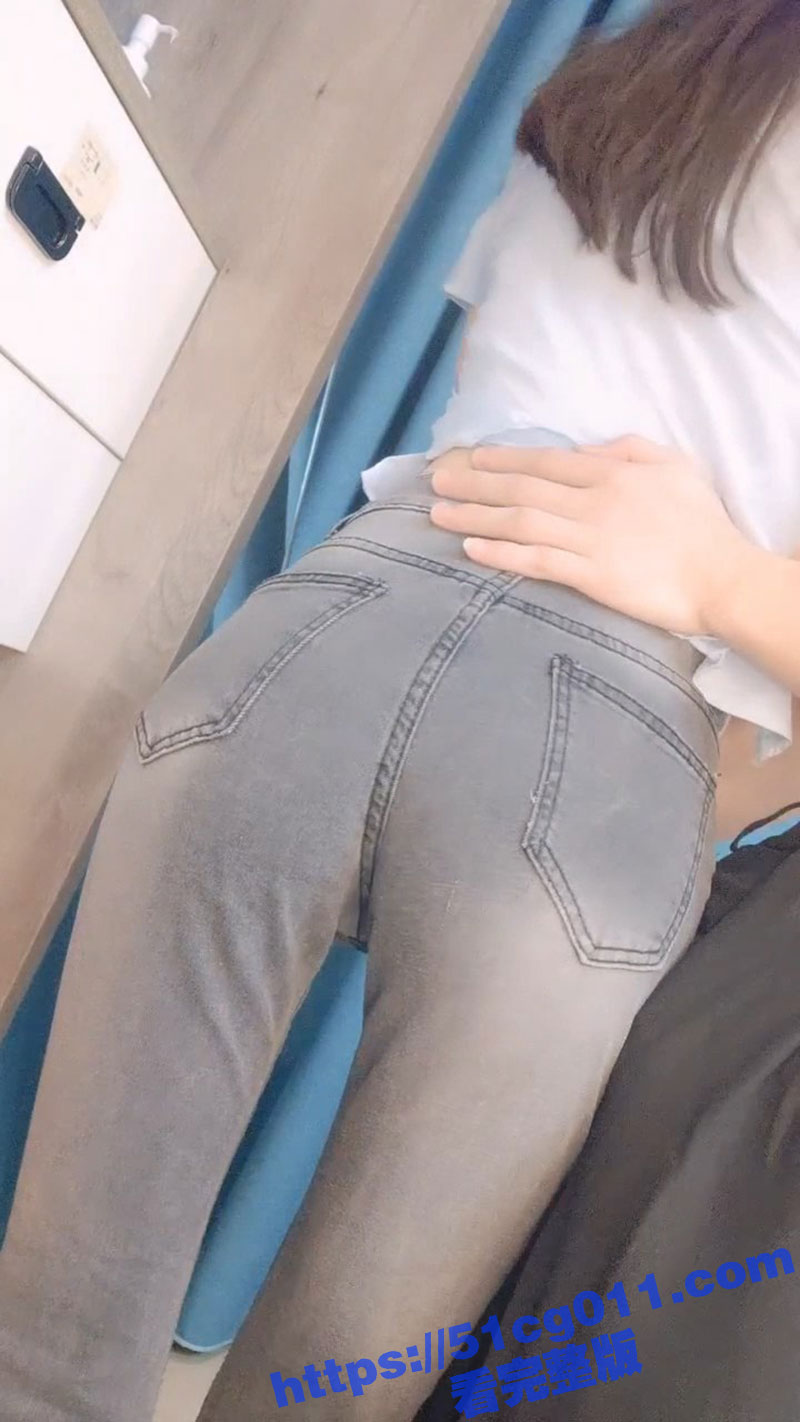 00后清纯美腿少女身穿紧身牛仔裤包裹着Q弹蜜桃臀 与男友站立后入的性爱视频流出！