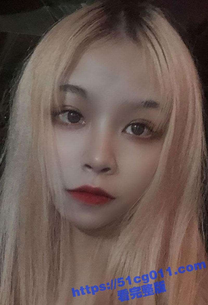 出租屋约操黄毛精神小妹 让其感受性爱的高潮 苗条的身材被拉着小蛮腰后入 快操虚脱了！