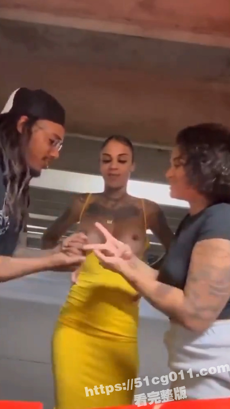 老外的成人游戏 这样的游戏果然好玩 俩人大冒险 谁赢了谁玩性感黑妹 还真别说这黑妹身材太顶了