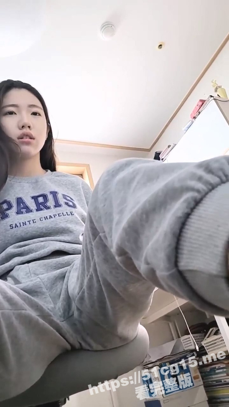 韩国高颜值良家妹子 自拍视频泄密流出 给男友打飞机和口交 男友没控制住直接射到嘴里了！