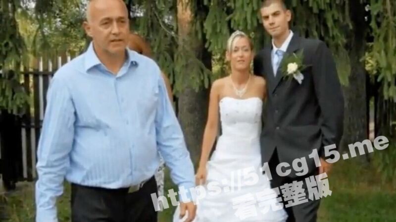欧美乱伦！自己的亲生父亲给自己带绿帽 妻子与岳父出轨自拍性爱视频 泄密流出
