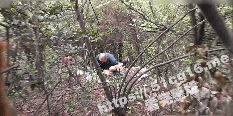 在树林偷拍到大爷和大妈搞野战 大爷在大妈身上翻云覆雨 用一个姿势战斗到结束 可把大爷累坏了！