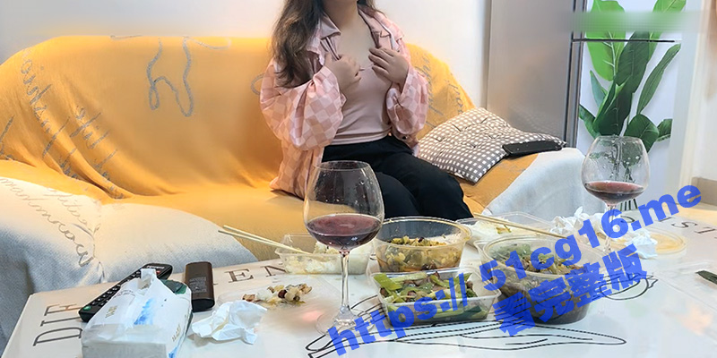 瘦猴忽悠20岁小姐姐 没脱衣服前小姐姐很抗拒 脱了衣服见了鸡巴就很主动 被操得高潮浪叫！