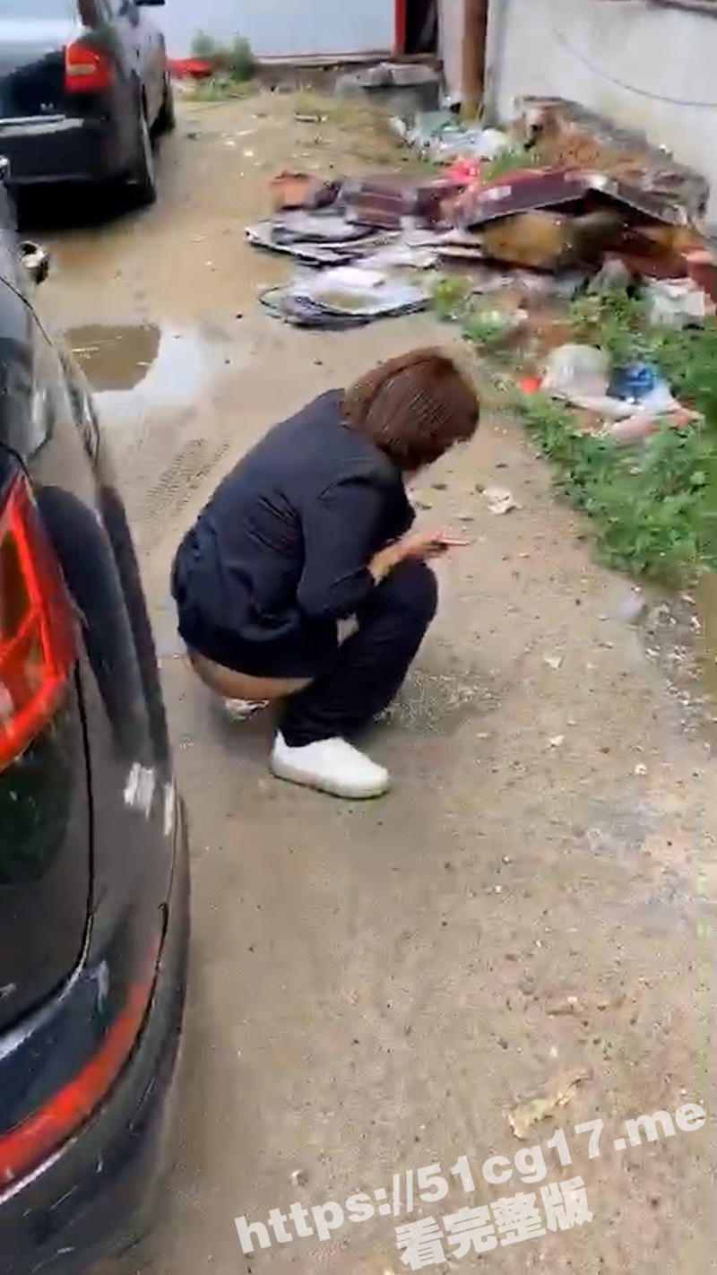社死现场！美女户外撒尿被发现 “美女撒尿呢呀？让个地方我也要尿”